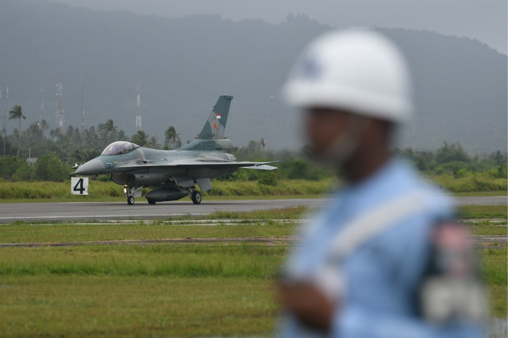 準備起飛值勤的印尼空軍F-16戰機。（湯森路透）