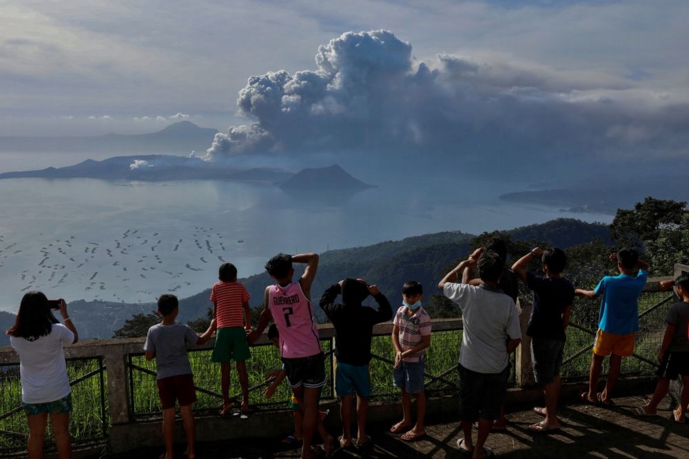 非律賓塔爾火山12日爆發，馬尼拉緊急撤離可能受影響的8000居民。（湯森路透）