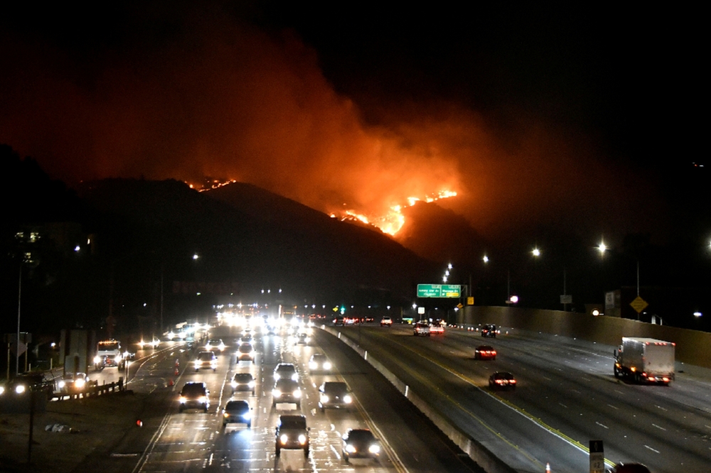 2019年10月美國加州的野火景象。（湯森路透）