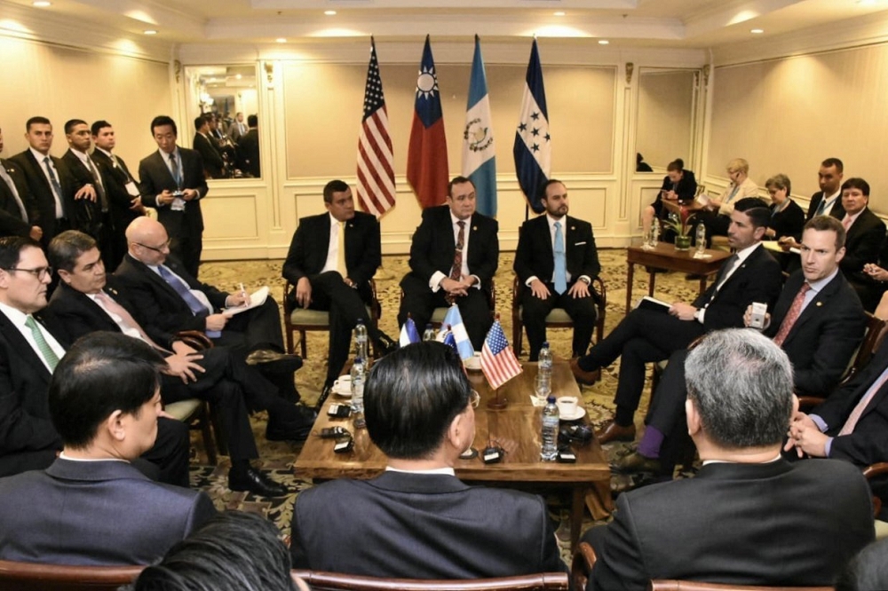 吳釗燮與美國、瓜地馬拉、宏都拉斯的代表展開四方會談，會場擺設中華民國、美國等4國國旗。（取自外交部推特）
