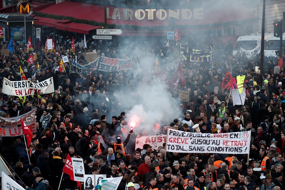 法國巴黎反對政府退休金新制的罷工16日已進入第43天。（湯森路透）