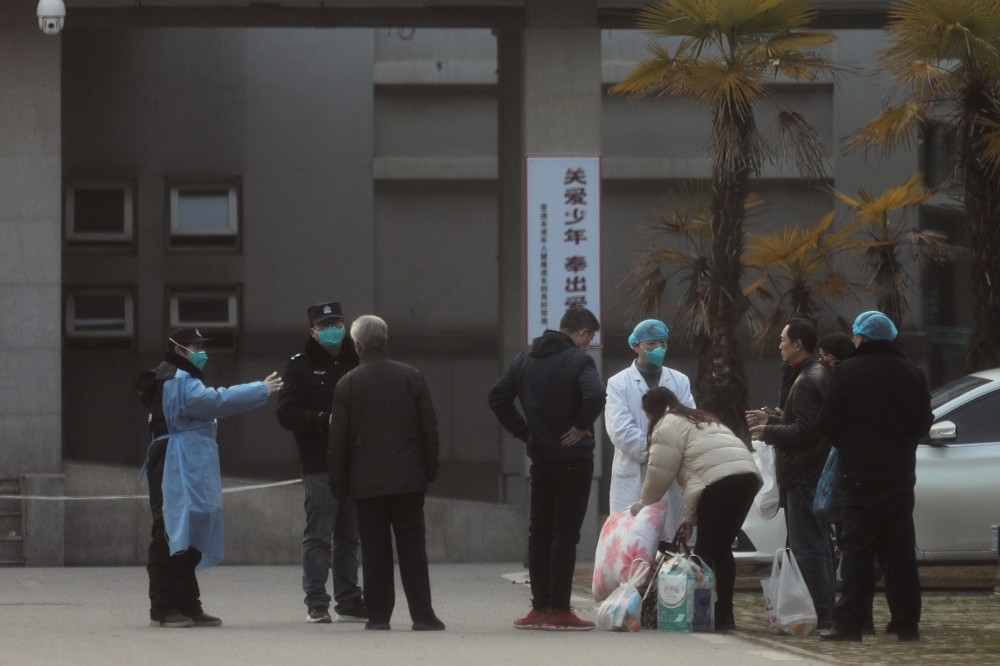 訪客出入武漢隔離肺炎病人的金銀潭醫院都戴著口罩。（湯森路透）