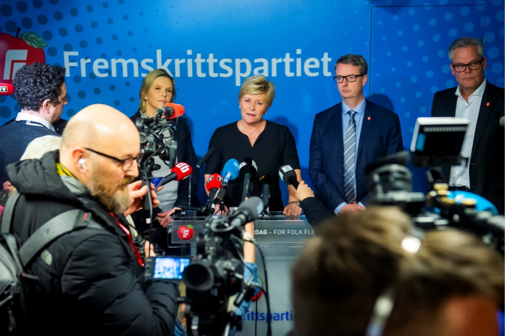 挪威右派「進步黨」黨魁西芙延森（中央），因政府允許曾參與IS的女性攜子入境，宣布退出執政聯盟。（湯森路透）