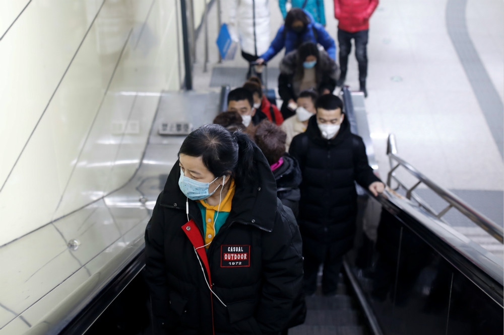 為防止感染疫情，中國民眾出門幾乎都口罩不離身。（湯森路透）