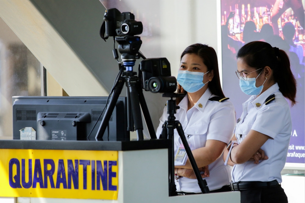 面對病毒傳播威脅，菲律賓馬尼拉機場海關也戴起口罩防禦。（湯森路透）