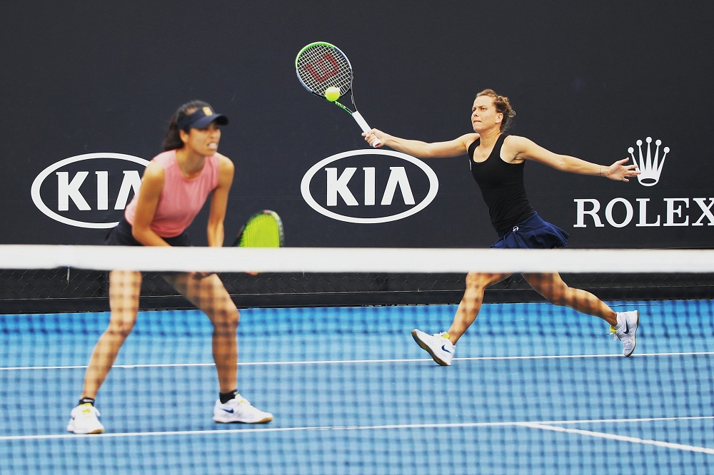 謝淑薇與捷克籍搭檔史崔科娃（右）28日出戰澳洲網球公開賽女雙賽事，以兩個6比2橫掃過關，順利搶下4強門票。（翻攝自Su-Wei Hsieh 夢遊寫真人謝淑薇）
