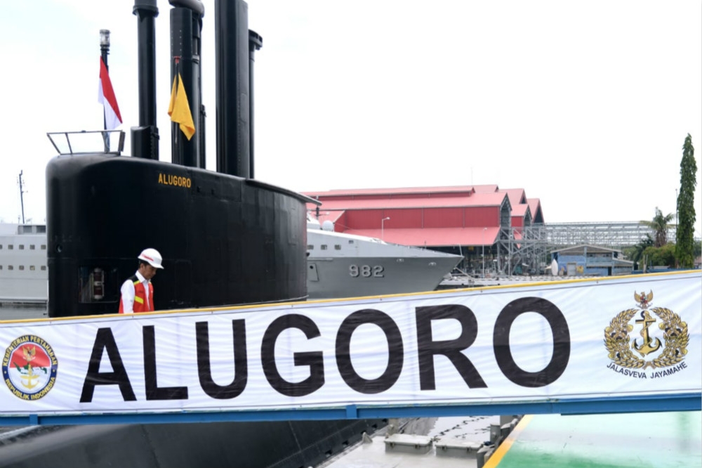 首艘在印尼本土製造的新型潛艇「阿魯格羅號」正在進行海試。（圖片取自印尼國防部）