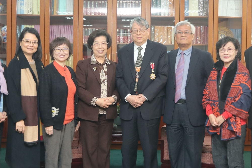 監察院長張博雅（左3）在31日代表監察院頒發陳師孟（右3）二等服務獎章，並致贈紀念銅盤留念。（監察院提供）
