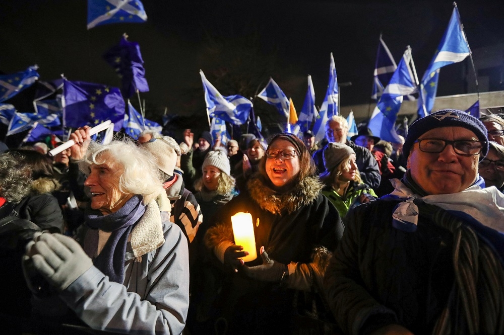 許多蘇格蘭民眾在「脫歐之夜」上街挺歐盟。（湯森路透）