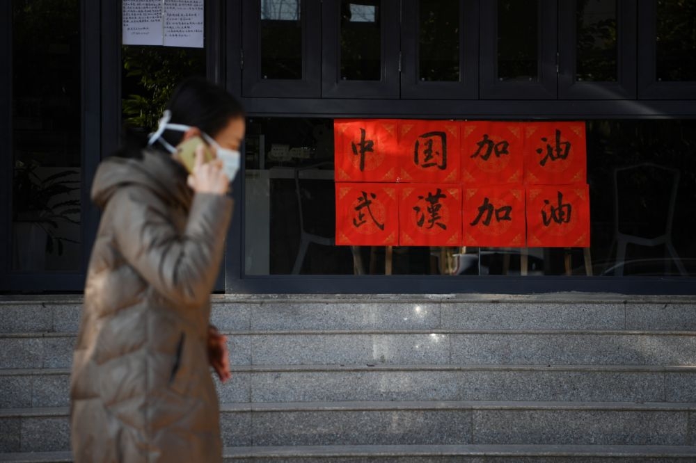中國武漢肺炎疫情爆發至今已有426起死亡病例，圖為中國雲南省咖啡廳外的海報。（湯森路透）