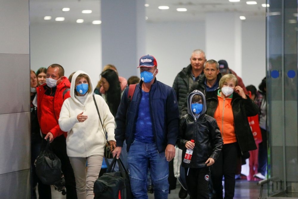 4日，自中國武漢返回烏克蘭基輔的旅客。（湯森路透）