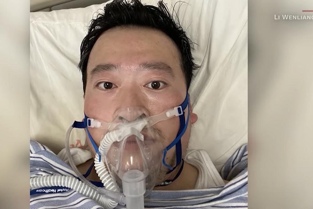中國「官方」稱「吹哨者」醫師李文亮7日凌晨2時58分病逝醫院。（圖片取自影片）