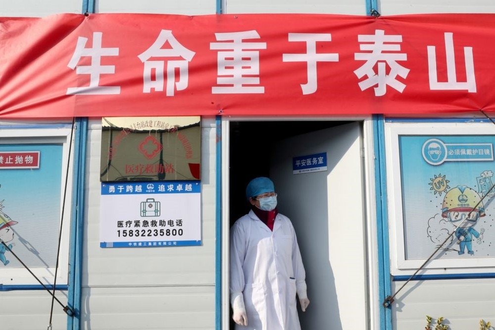 中國北京醫治武漢肺炎的防疫人員。（湯森路透）