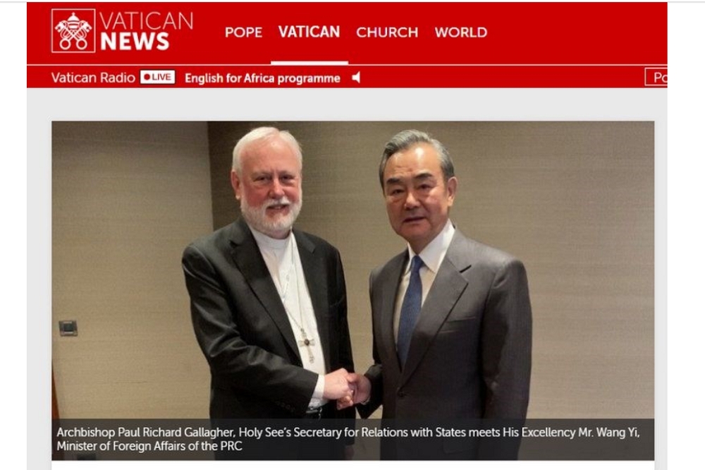 14日中國外長王毅（右）和教廷外長葛拉格（左）首次在德國慕尼黑安全會議期間，在場邊舉行會晤。（取自梵蒂岡新聞網頁）