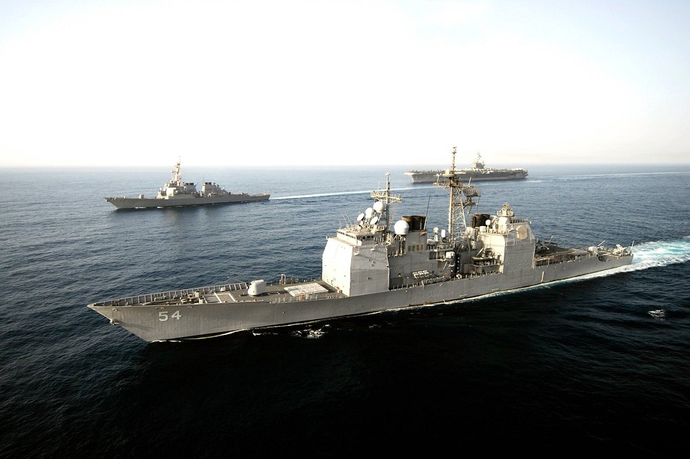 15日美軍作戰艦航經台灣海峽，圖為108年7月通過台海的美軍軍艦安提坦號（USS Antietam）。（取自USS ANTIETAM臉書粉絲專業）