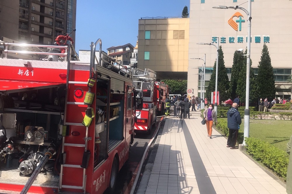 新北市耕莘醫院19日上午發出火警，火勢在20分鐘內撲滅，無人傷亡。（新北消防局提供）