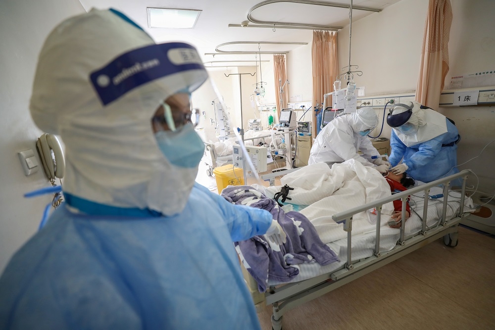 武漢紅十字醫院的醫護人員與病患。（湯森路透）