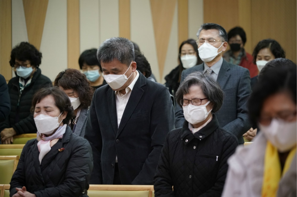 帶上口罩防疫，南韓首爾教會內仍有許多教徒出席禱告。（湯森路透）