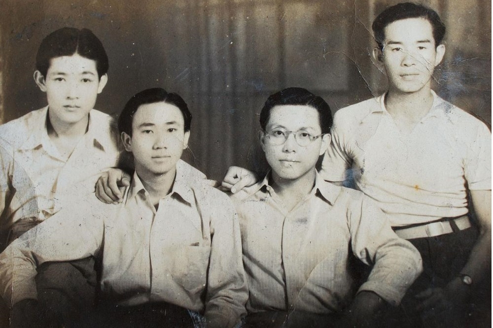 當年「雄中自衛隊」成員。（左起）林芳仁、劉建昌、李榮河隊長和陳仁悲副隊長，四人是球隊好友（陳仁悲提供）