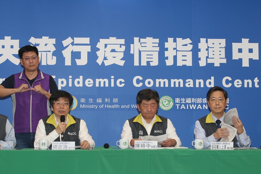 中央疫情指揮中心29日舉行記者會，宣布台灣新增5例武漢肺炎確診，其中4例為第34例50歲女性相關接觸者。（王侑聖攝）