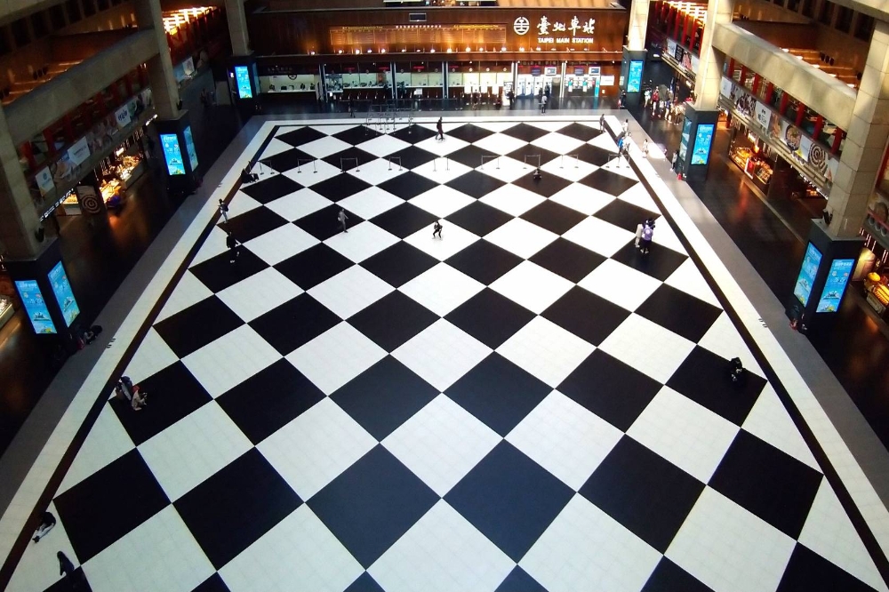 台北車站「黑白棋盤」大廳將從2月29日起到4月30日，禁止民眾席地而坐及群聚。（台鐵局提供）