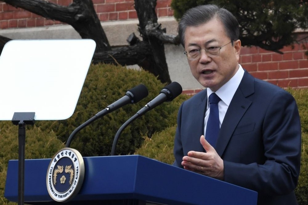 南韓國內爆發嚴重群聚感染，總統文在寅遭批防疫不力。（湯森路透）
