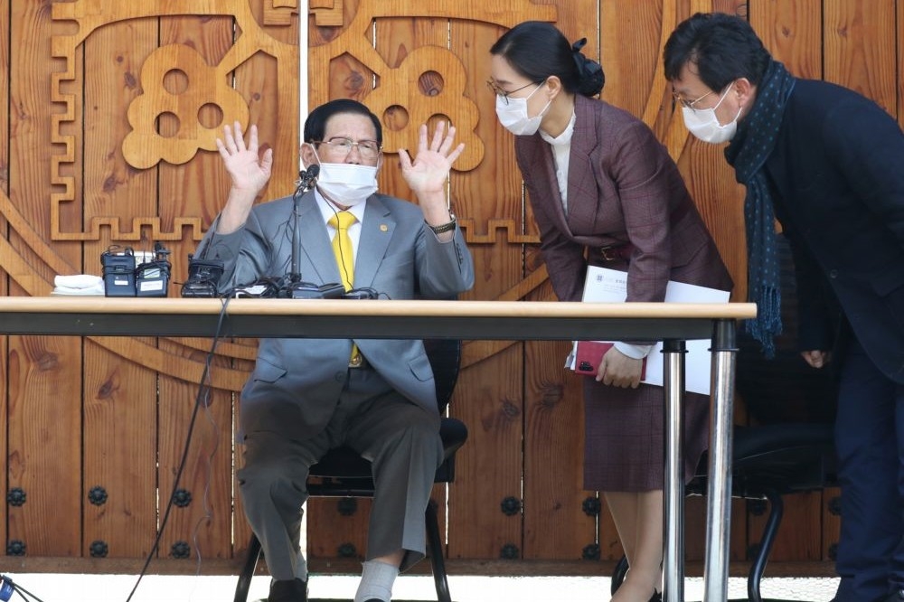 南韓新天地教會長李萬熙（左）2日召開記者會。（湯森路透）