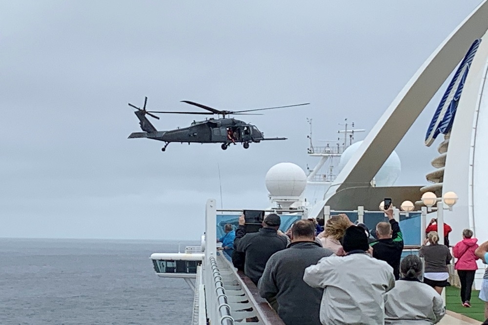 美國海岸防衛隊 （United States Coast Guard）5日緊急派出直升機空投新冠病毒檢測包。（湯森路透）