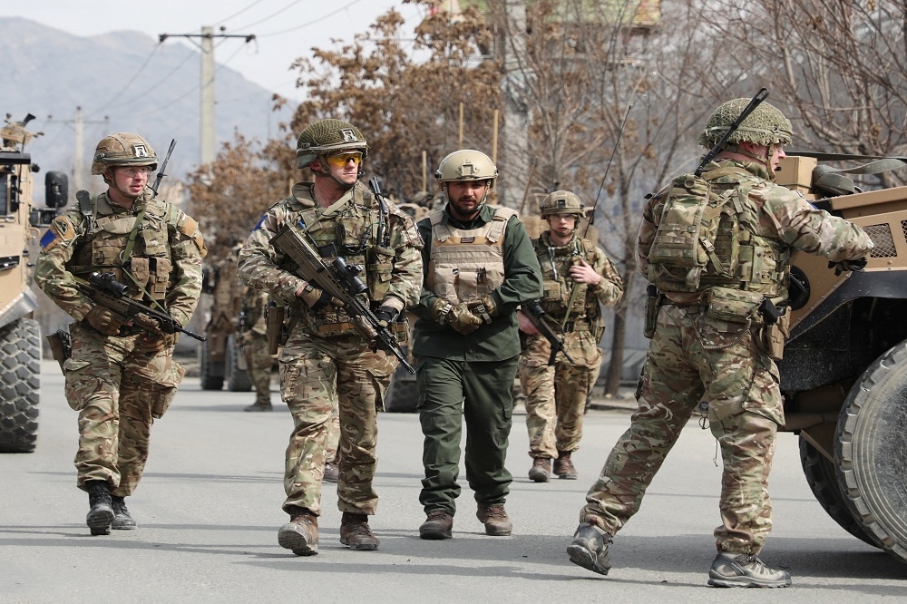 阿富汗首都喀布爾傳出攻擊後，北約盟軍到場維持秩序。（湯森路透）