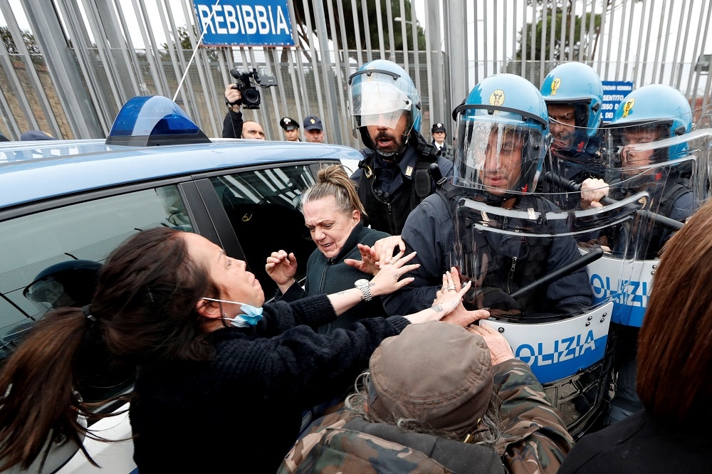  義大利羅馬雷比比亞（Rebibbia）的受刑人家屬，與警方爆發衝突。（湯森路透）