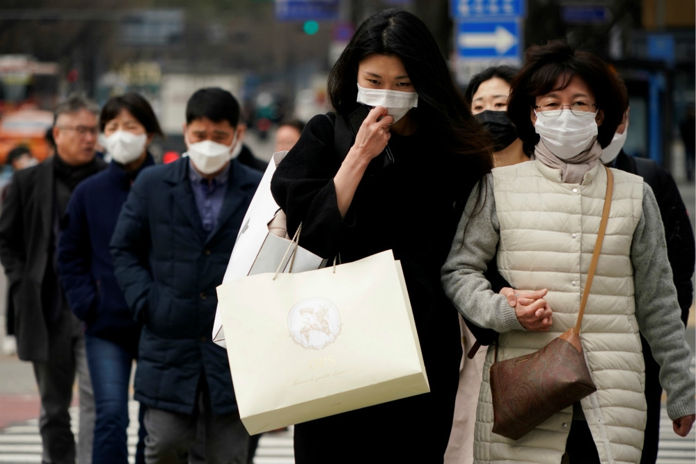 疫情重災區之一的南韓，首爾街頭滿滿都是戴口罩上街的民眾。（湯森路透）