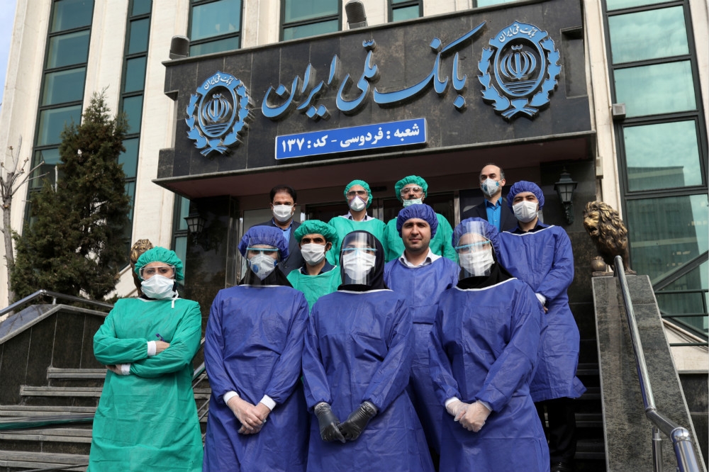 堅守第一線與病毒對抗的伊朗醫護人員。（湯森路透）