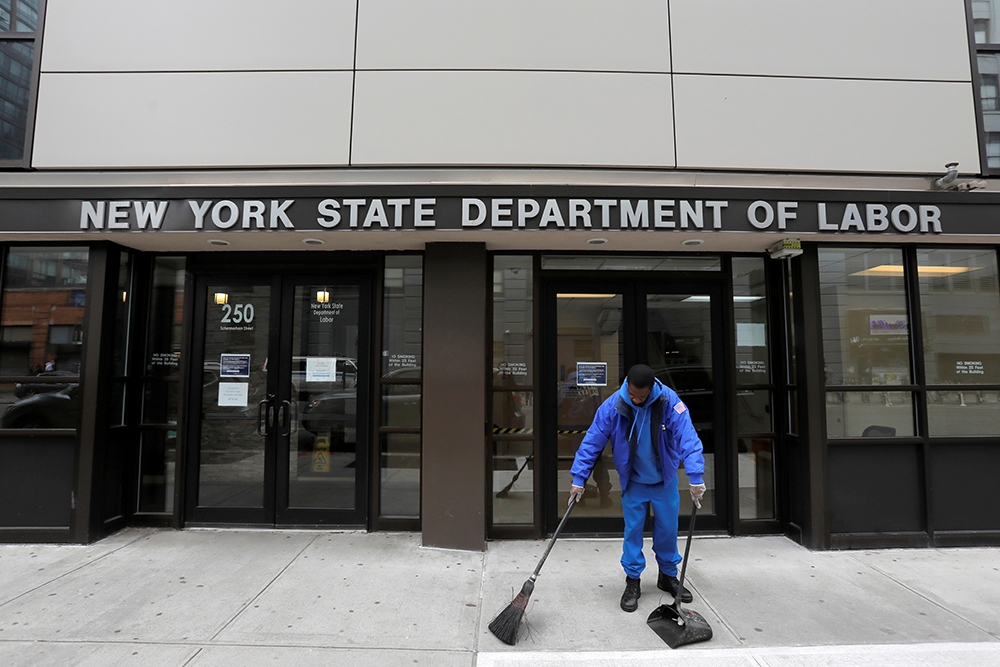 美國5州份限制人民外出，圖為已關閉的紐約州勞動部大樓。（湯森路透 ）
