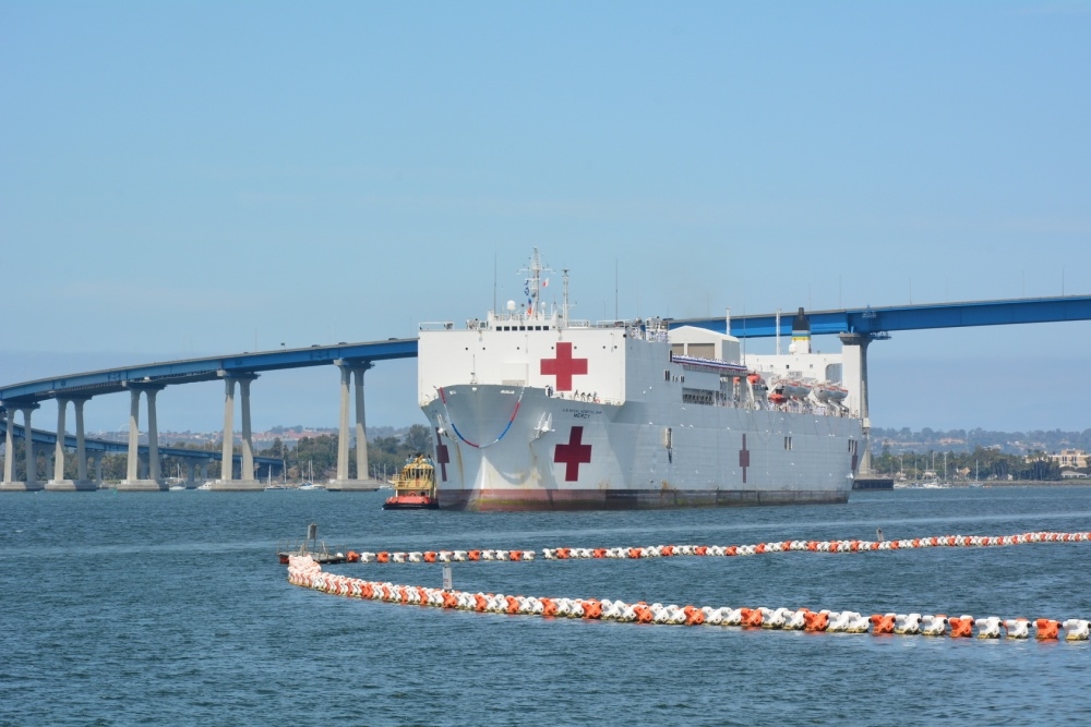 從海外返國的美軍「慈悲號」醫療艦。（圖片取自美國海軍）