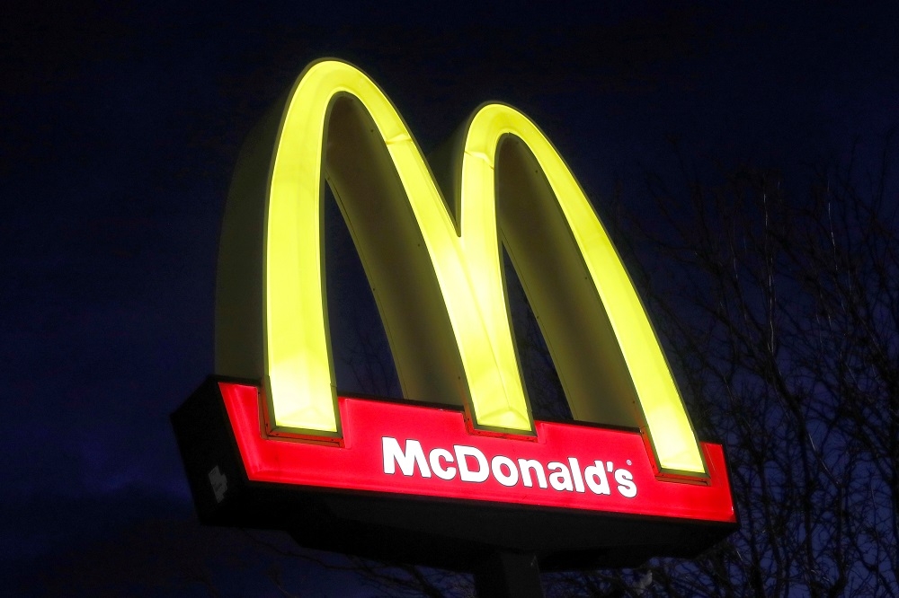 連鎖速食餐廳麥當勞日前關閉美國分店的內用區後，23日晚間也將關閉英國及愛爾蘭所有的分店。（湯森路透）