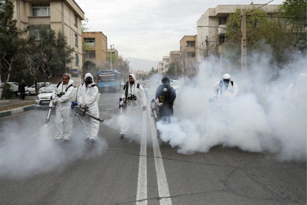 伊朗首都德黑蘭街頭進行消毒。（湯森路透）