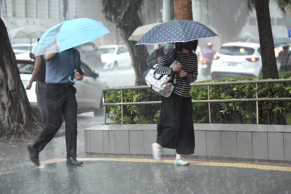 大雨來襲！中央氣象局27日下午1時35分，對台東縣發布豪雨特報。（張哲偉攝）
