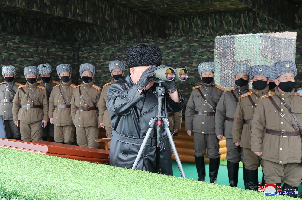 北韓軍演期間，所有陪同的軍官全數戴上口罩，唯獨金正恩本人沒戴。（湯森路透）