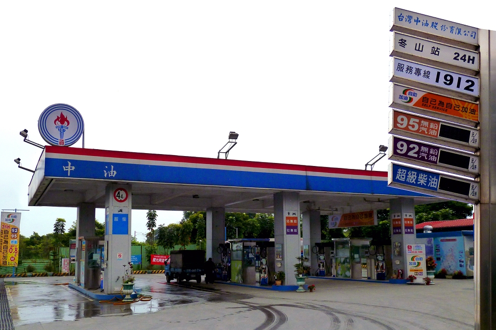 台灣中油公司宣布，氣柴油價格30日起每公升調降0.8元。（取自中油官網）