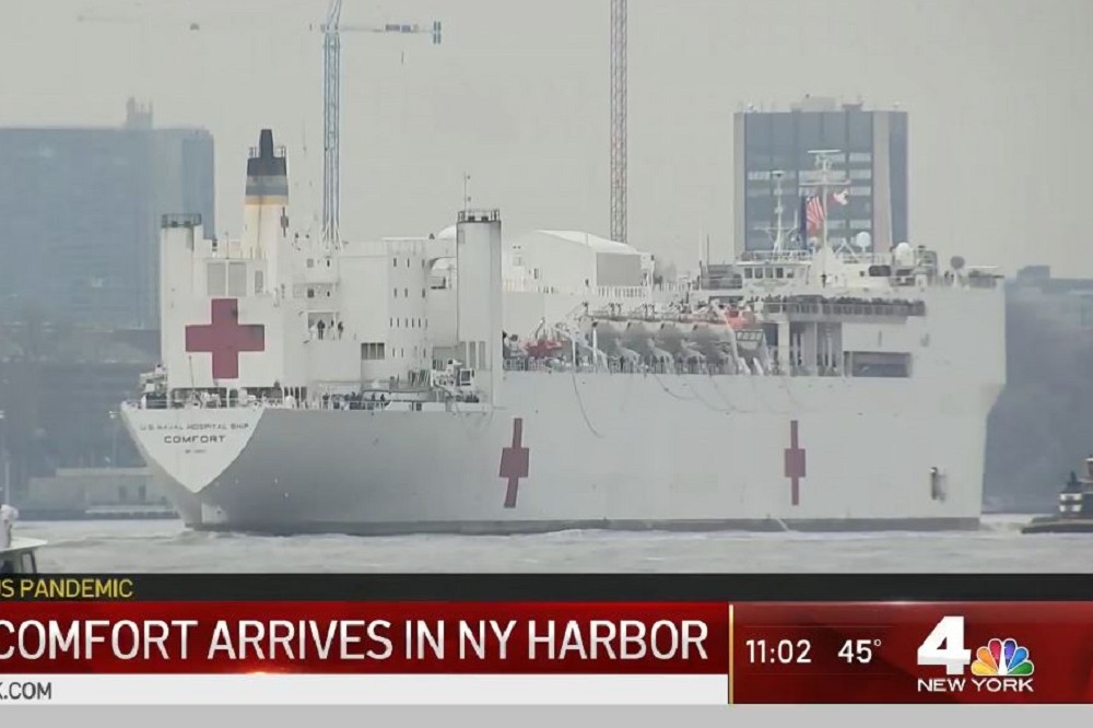 聯邦政府派送「康福號」（USNS Comfort）醫療艦救援紐約，船艦將釋出1000張病床，用以收容紐約市五區醫院非新冠肺炎的一般病患。（圖片擷取自NBC NEW YORK）