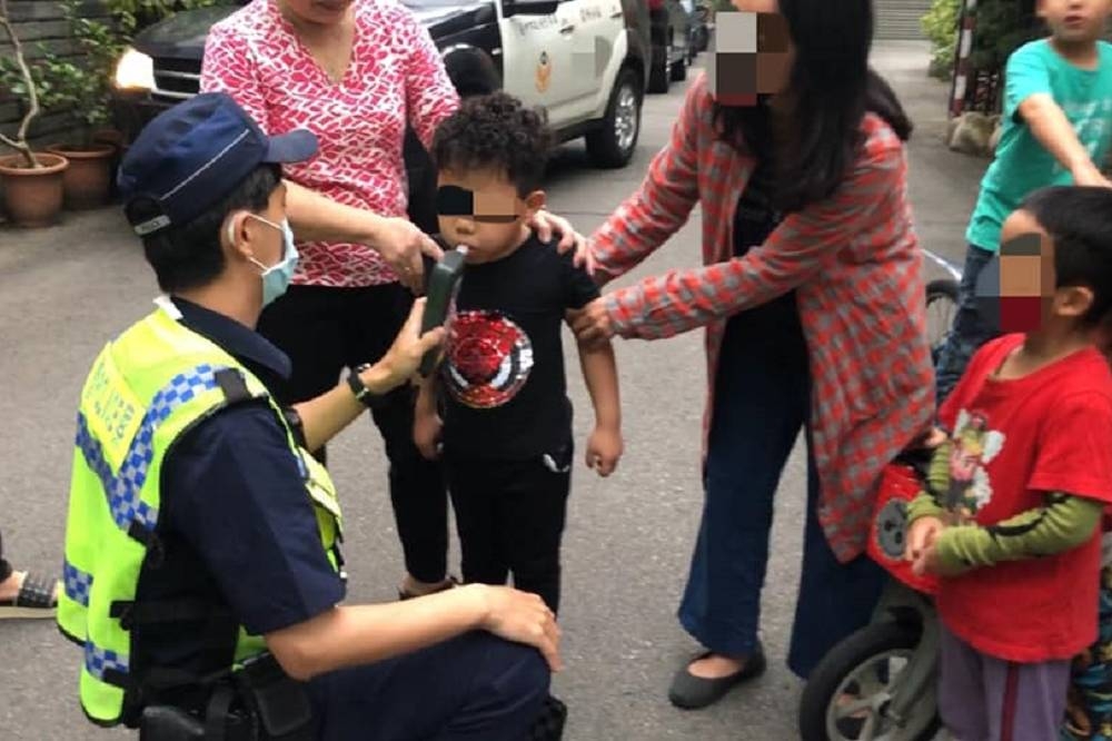 5歲小男童騎車擦撞特斯拉接受酒測。（取自楊姓車主臉書）


