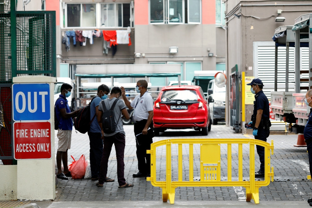 居住在擁擠宿舍的外籍移工，成為新加坡官方最擔心爆發群聚感染的一群。（湯森路透）