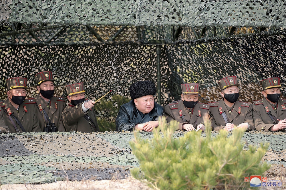 視察前線軍演的北韓將領全數戴上口罩，唯獨金正恩沒有戴。（湯森路透）
