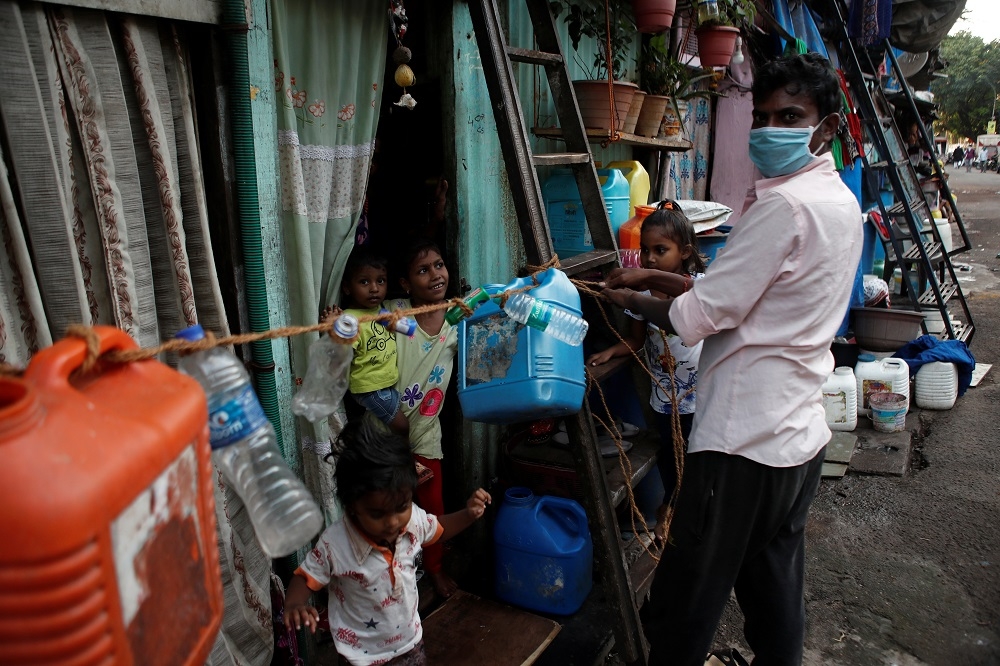 印度孟買達拉維（Dharavi）貧民窟恐成境內疫情的未爆彈。（湯森路透）