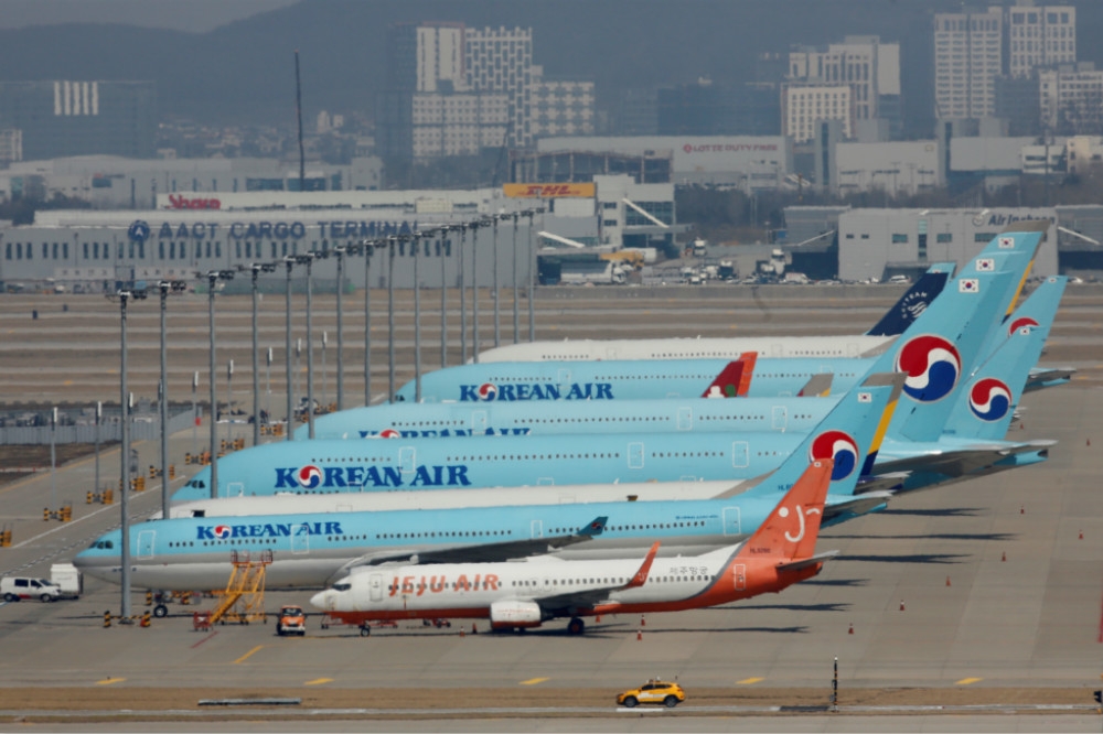 韓航被迫取消大量航班、導致旗下客機閒置在機場。（湯森路透）