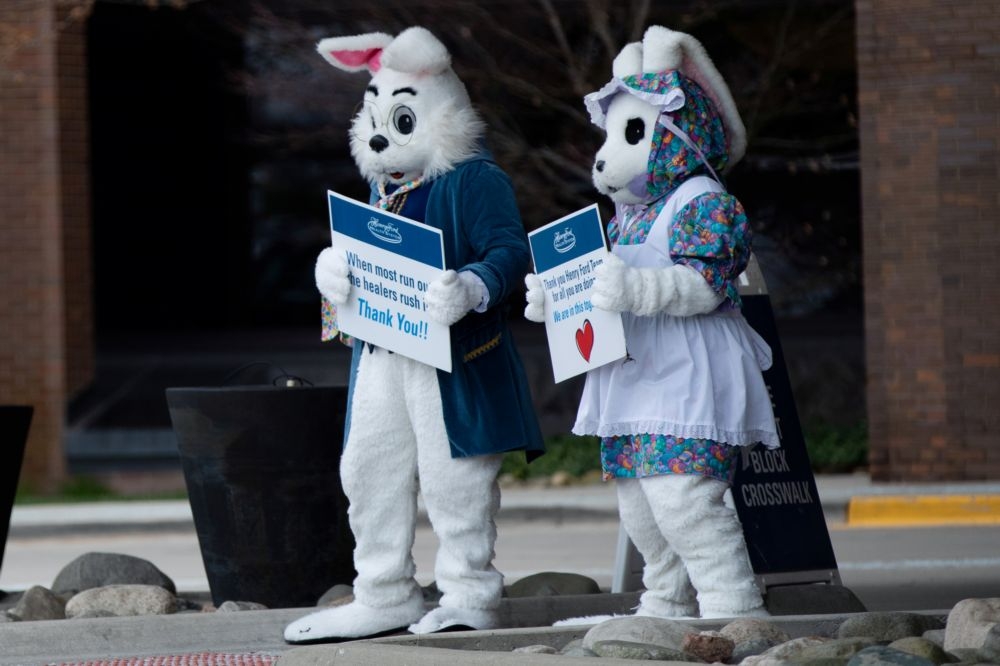 美國大型兔子人偶9日在街上宣導防疫。（湯森路透）