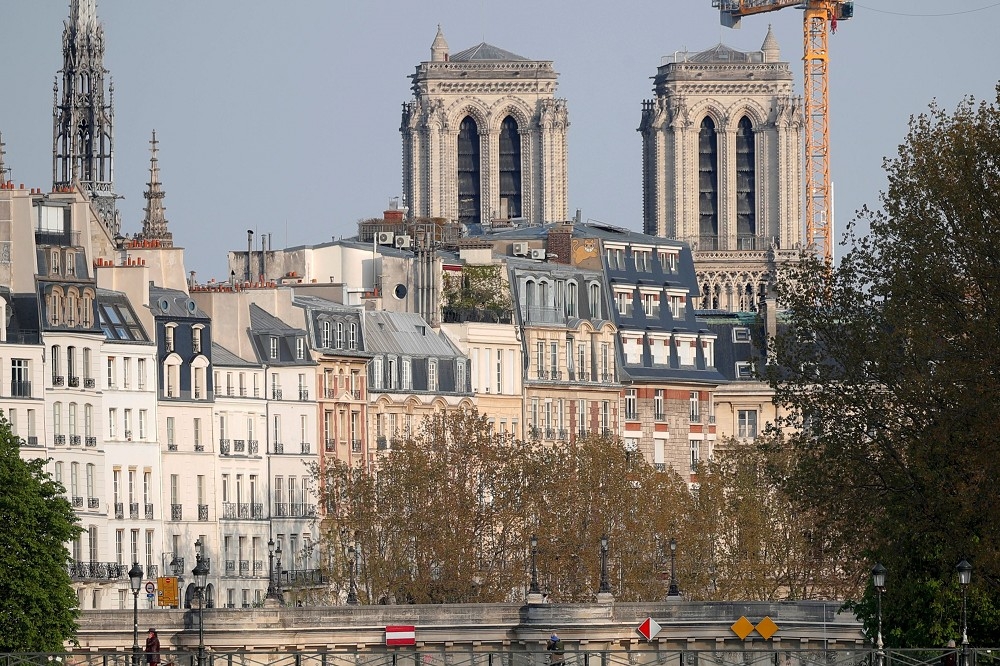 修復工程因疫情停擺的巴黎聖母院。（湯森路透）