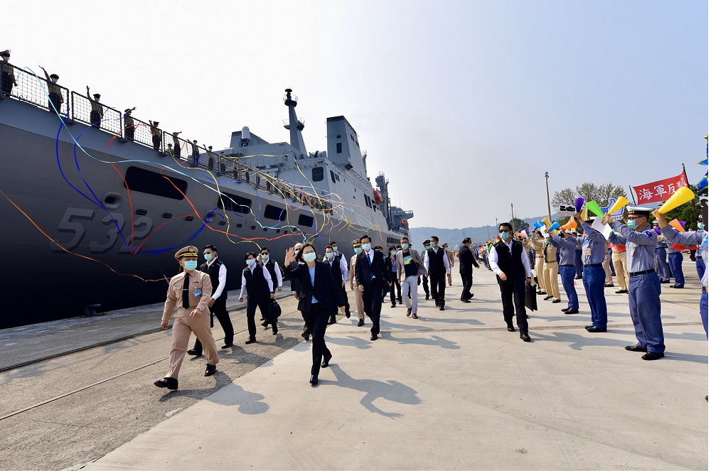蔡英文總統9日上午主持「海軍敦睦遠航訓練支隊返國歡迎儀式」。（總統府提供）