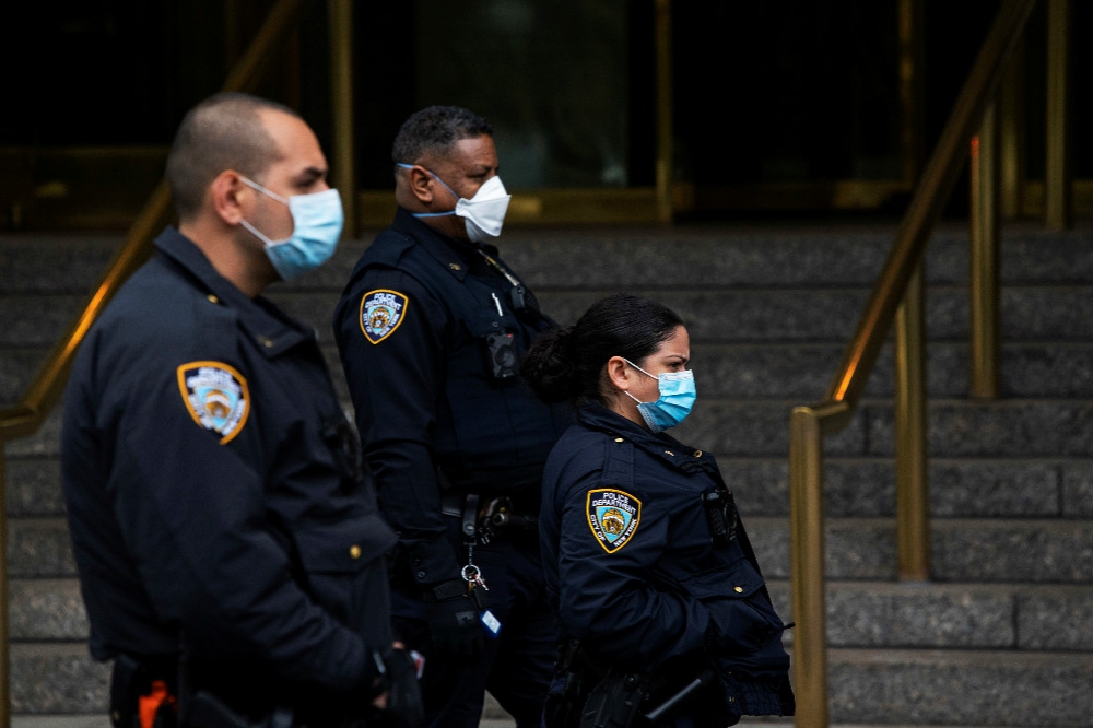 戴口罩防疫的美國警察，在疫情當下也成為受傷最重的群體之一。（湯森路透）