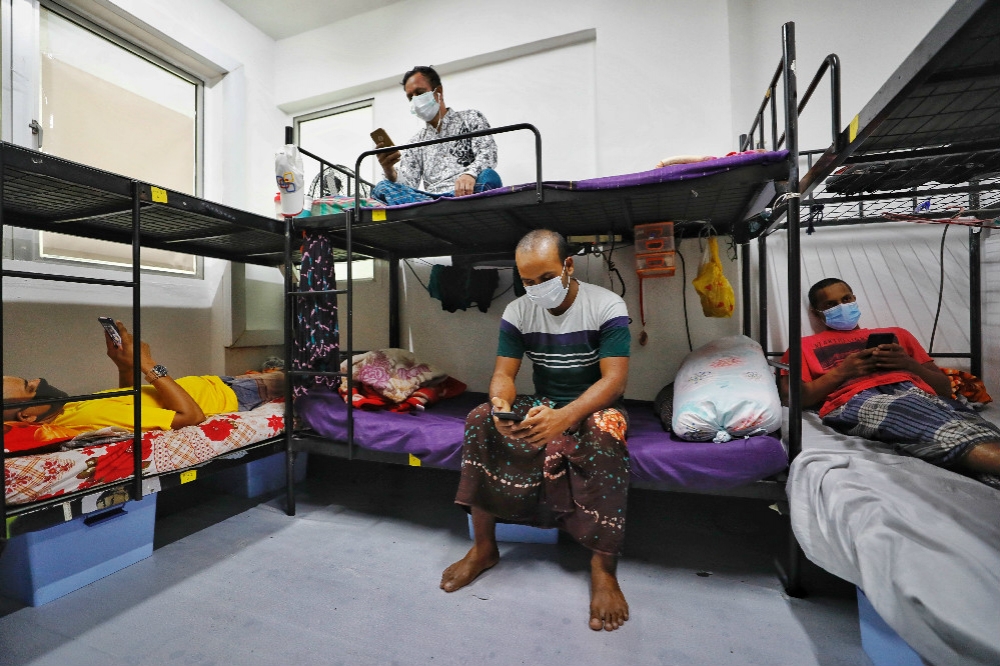 新加坡外籍移工宿舍成為該國疫情「破口」之一。（湯森路透）